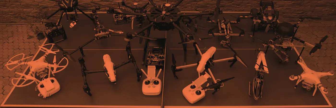 Дроны DJI и мультикоптеры на столе мастерской xBot: Inspire, Phantom, гексакоптеры, пульты